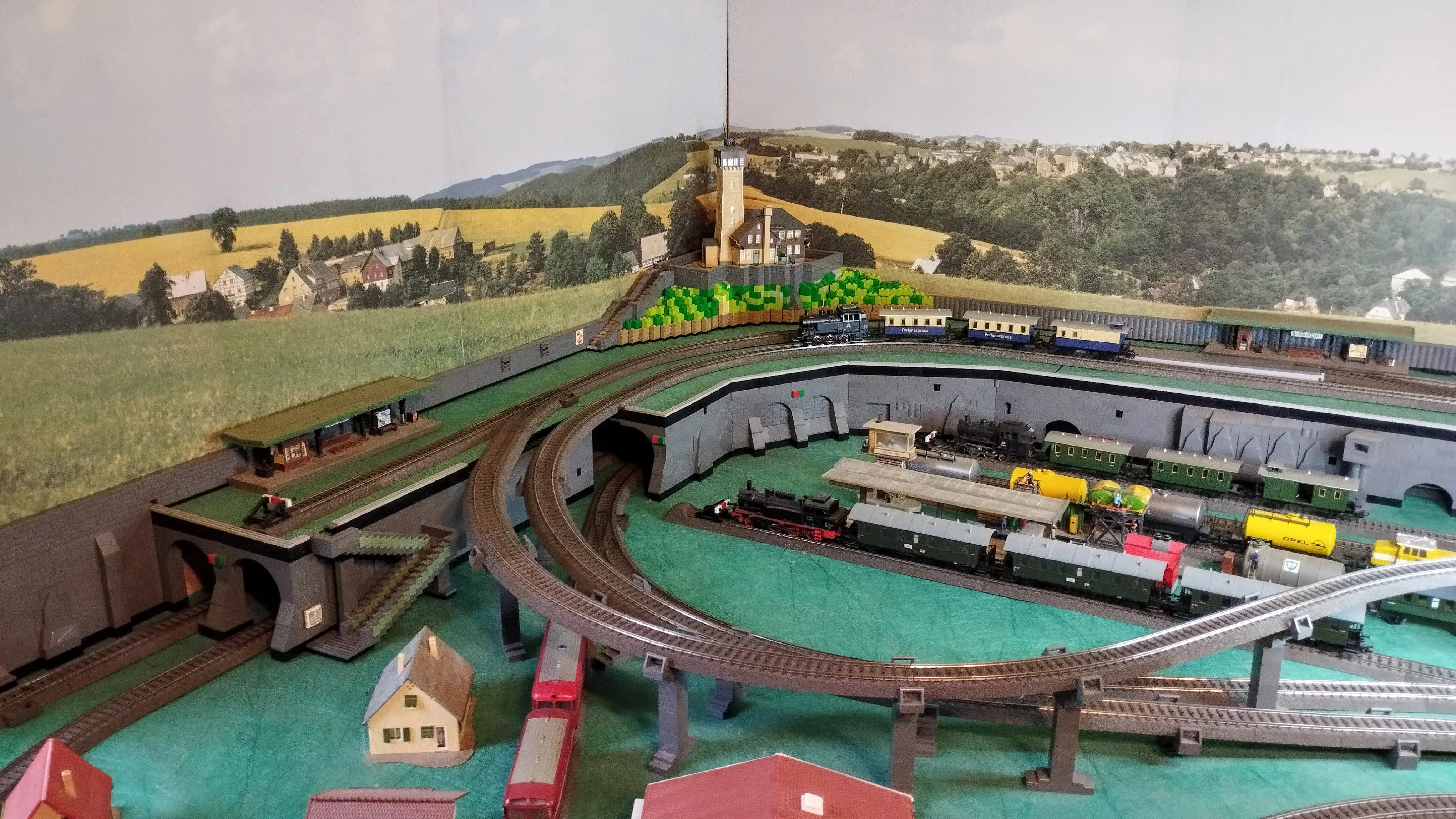 Panorama der Modelleisenbahn mit Wolkenstein, Pöhlberg und Schönbrunn